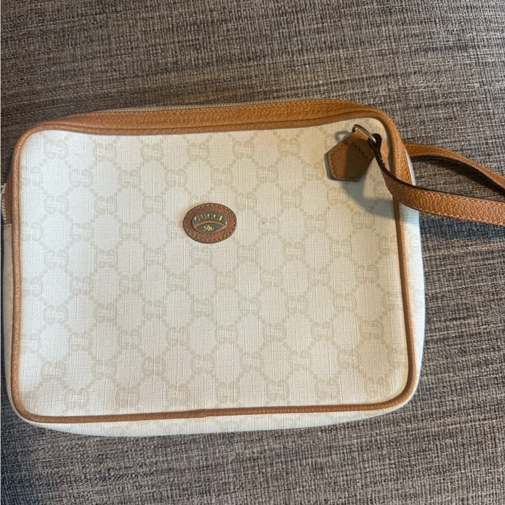 Vintage gucci plus clutch/ wristlet